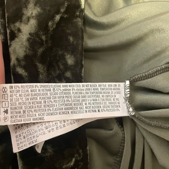 Forever 21 Green Velvet Dress Size 1X - Picture 4 of 8